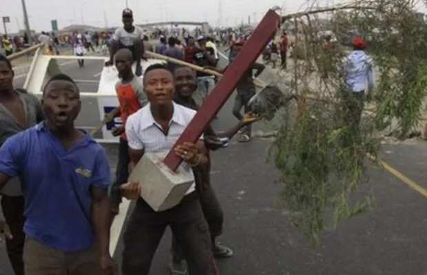 Violent protest erupts in Ogun market over invasion by customs officers