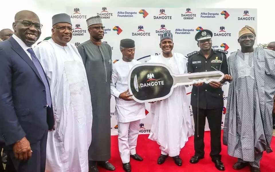 Osinbajo ya yabawa Dangote dangane da Gudunmuwar Motoci 150 da ya bai wa Hukumar 'Yan sandan Najeriya Osinbajo ya yabawa Dangote dangane da Gudunmuwar Motoci 150 da ya bai wa Hukumar 'Yan sandan Najeriya