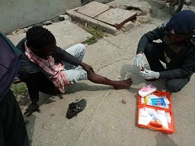 Nigerian police man spotted helping an accident victim