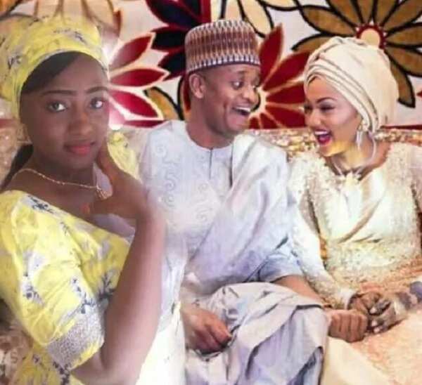 Matar sanye da wani kaya cikin hotunan bikin nasu Matar sanye da wani kaya cikin hotunan bikin nasu