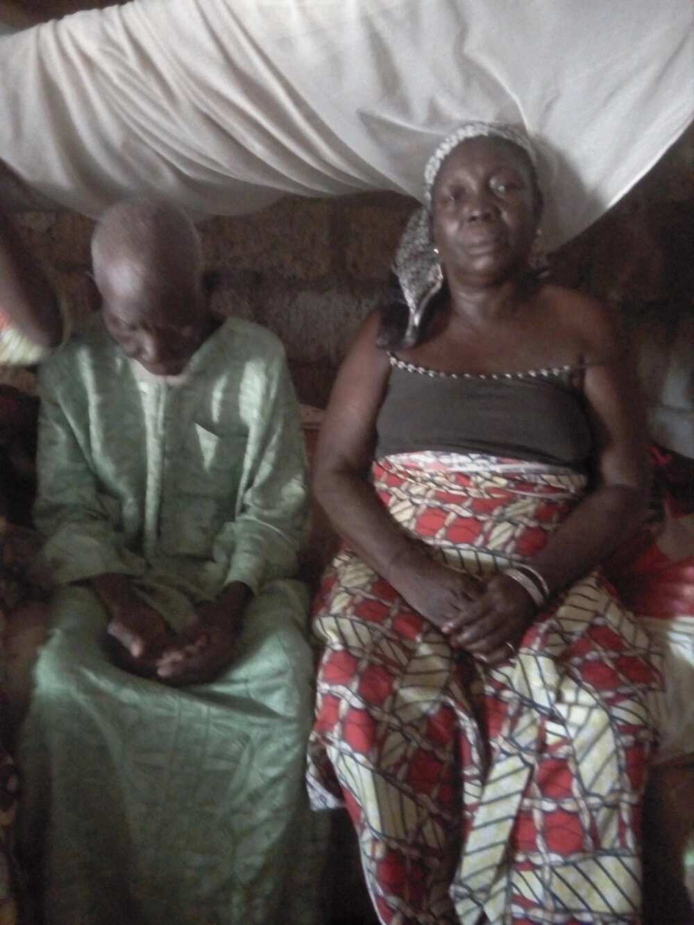HIRA TA MUSAMMAN: Zantawarmu da dattijo mai shekara 150 da haihuwa a jihar Adamawa (hotuna, bidiyo) HIRA TA MUSAMMAN: Zantawarmu da dattijo mai shekara 150 da haihuwa a jihar Adamawa (hotuna, bidiyo)