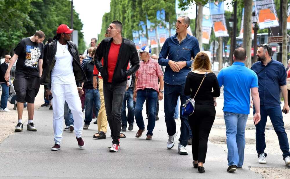 Dogo ba lamba: Mutanen da suka fi tsawo a Duniya su 12 sun shirya taro a kasar Faransa Dogo ba lamba: Mutanen da suka fi tsawo a Duniya su 12 sun shirya taro a kasar Faransa