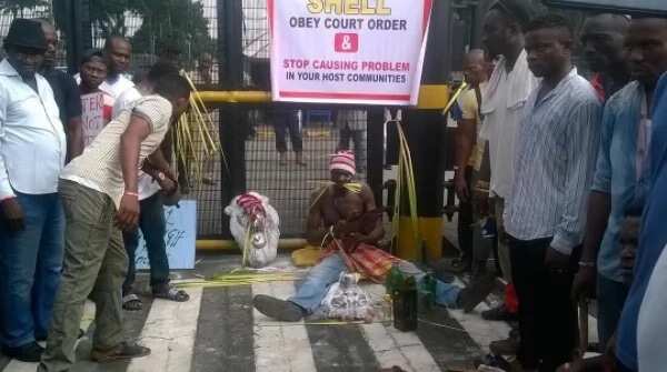 Communities calls herbalist to block entrance gate of SHELL for refusing to obey court order (photo)