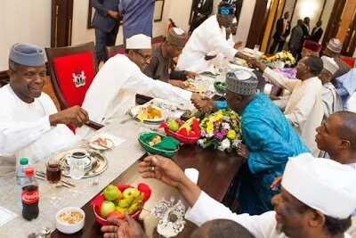 Buhari Dines With Saraki, Tinubu, Others (Photos)