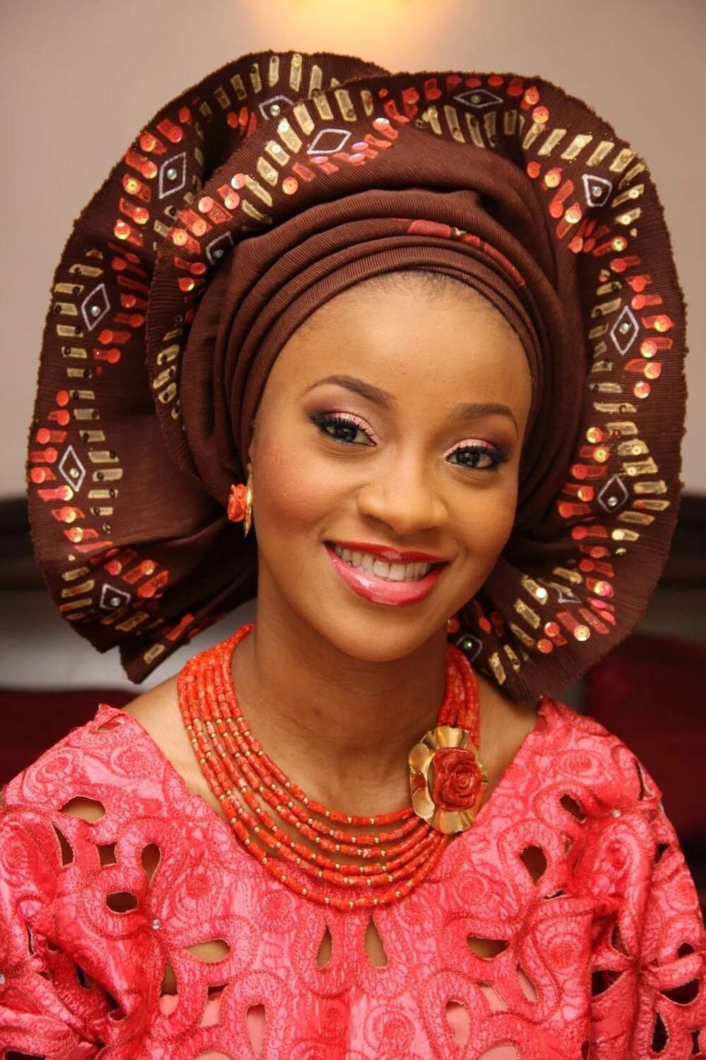 Gele in the form of a fan with embroidery Gele in the form of a fan with embroidery