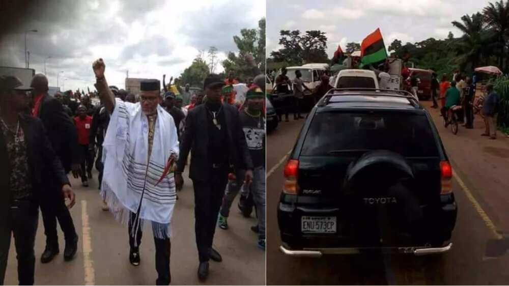 Nnamdi Kanu treks to rally venue as police, army blocks his vehicle from moving around in Ebonyi. Photo credit: Nnenna Ibe