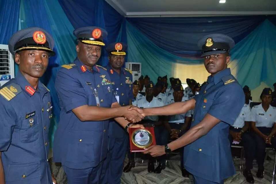 Sojin Saman Najeriya sun yaye sabbin dalibai masu tuqa sabbin jiragen da aka samo don yakar Boko Haram Sojin Saman Najeriya sun yaye sabbin dalibai masu tuqa sabbin jiragen da aka samo don yakar Boko Haram