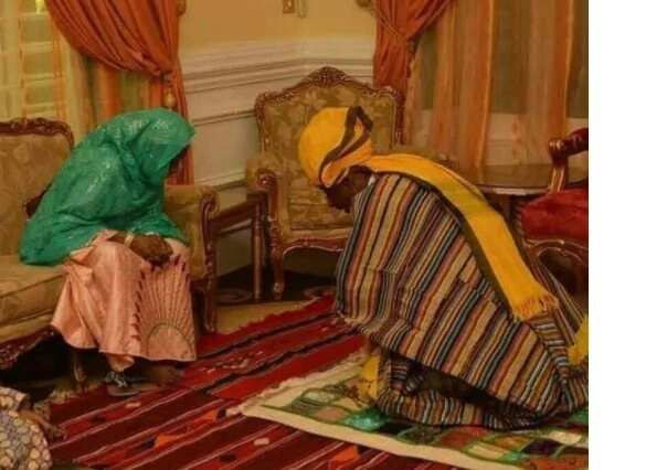 Emir of Kano kneels before his mother (photo)