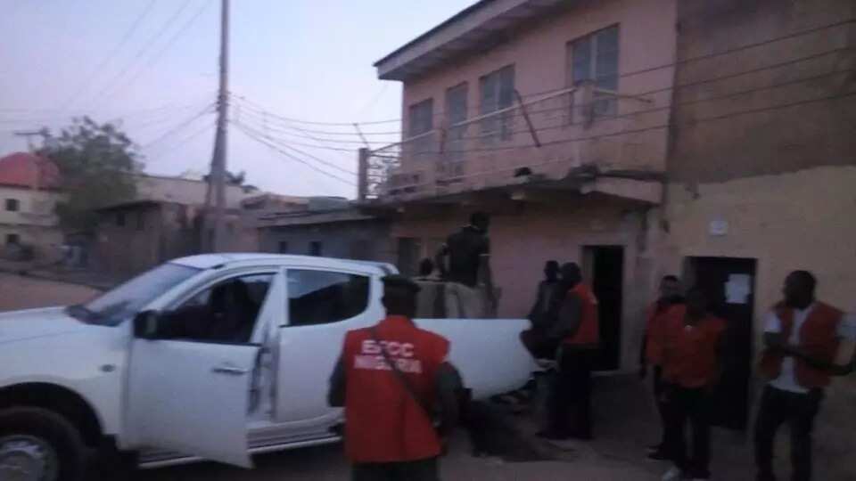 Jami’an EFCC sun kai samame gidan Abdullahi Sarki Mukhtar, sun bankaɗo damin gwala gwalai Jami’an EFCC sun kai samame gidan Abdullahi Sarki Mukhtar, sun bankaɗo damin gwala gwalai
