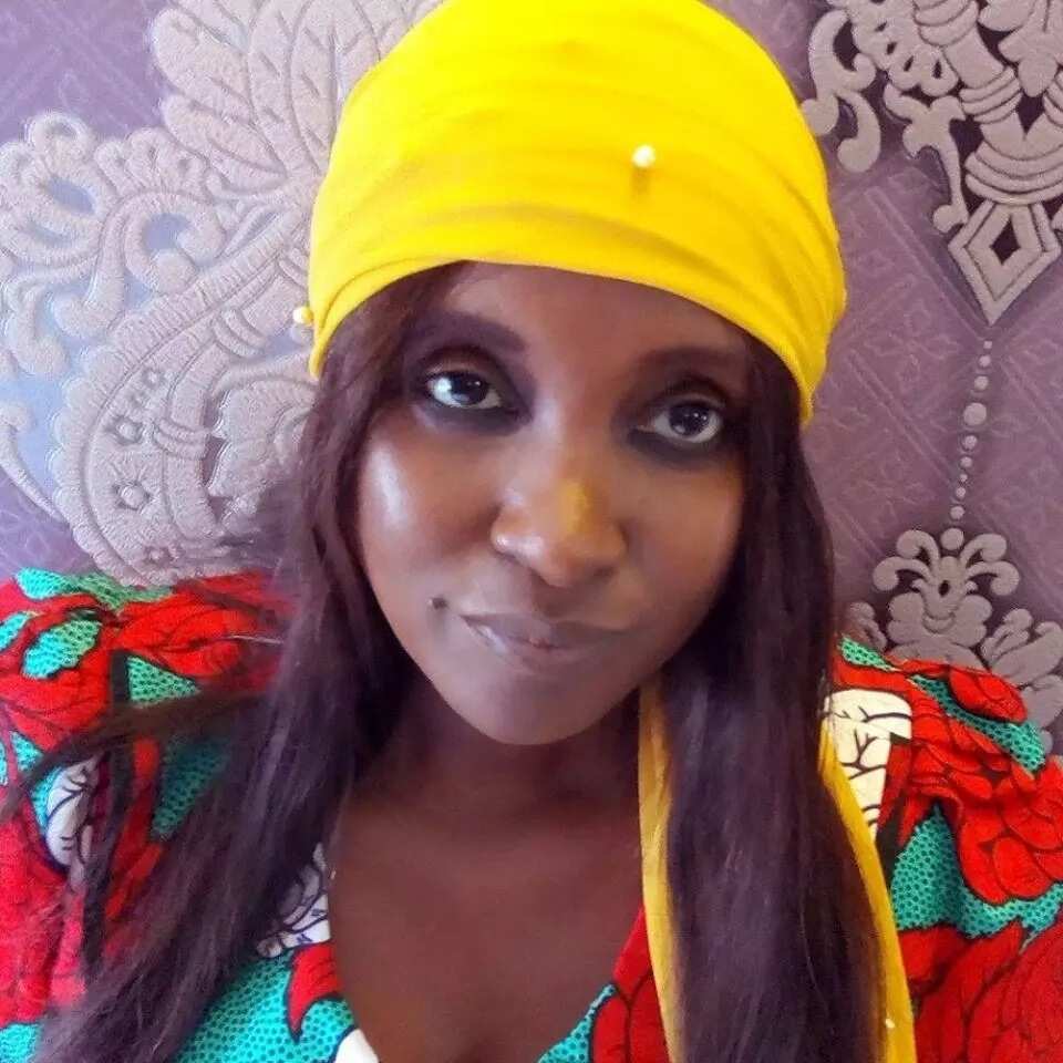 Lady pens down words for 'bleaching idiots', says they have no self-esteem Lady pens down words for 'bleaching idiots', says they have no self-esteem