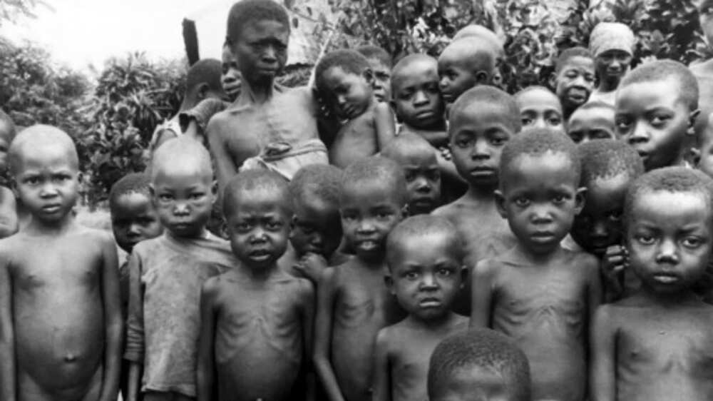 Starving children pose in a refugee camp near Aba, on August 06, 1968 during the Biafran war. / AFP PHOTO