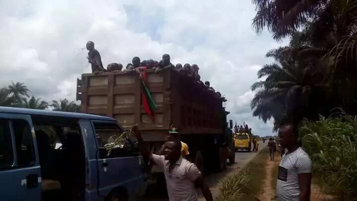 Thousands of IPOB supporters head to Kanu’s home as army lay siege
