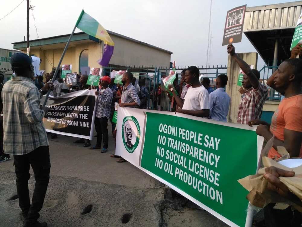 The protesters at the NNPC gate. Photo source: Twitter, Ogoni Dream
