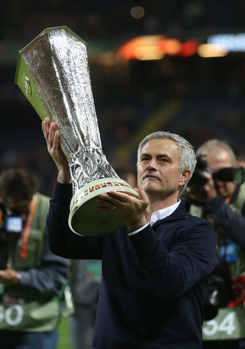 Manchester United lift Europa League trophy (photos)