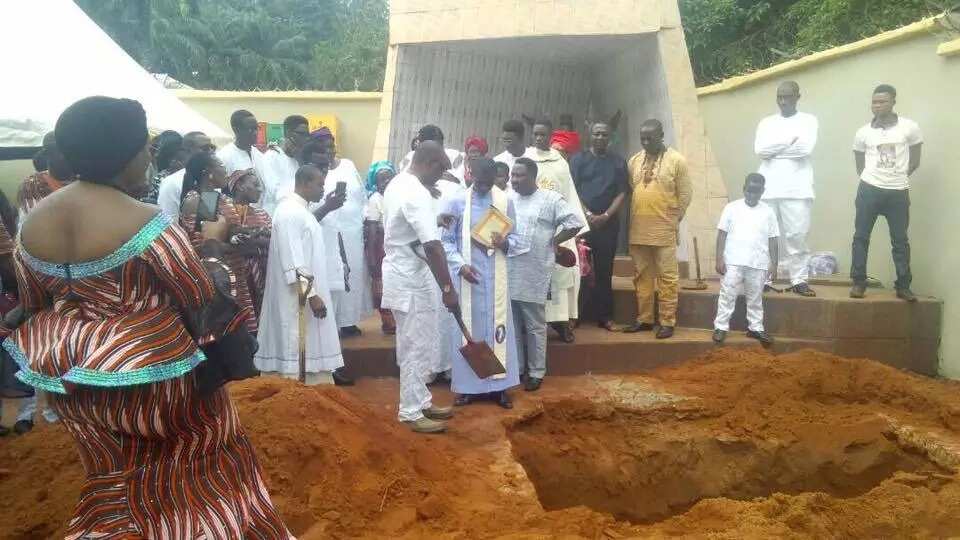 Tears as Ozubulu church victims are buried (photos)