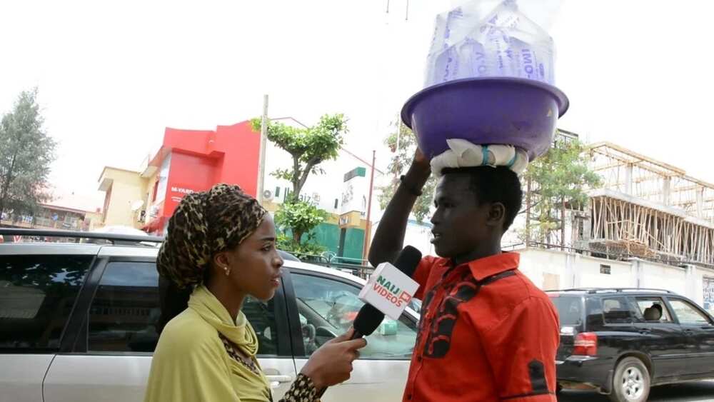 Bello Dauda ya gama firamare kenan a jihar Kebbi, ga shi a Abuja ya zo neman kudi