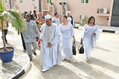 Alaafin Of Oyo Causes Stir With Wives At The Airport