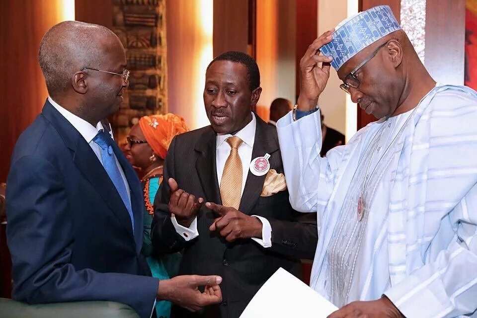 Minister of power, works and housing Babatunde Fashola and others during the FEC meeting. Photo credit: Facebook, Femi Adesina