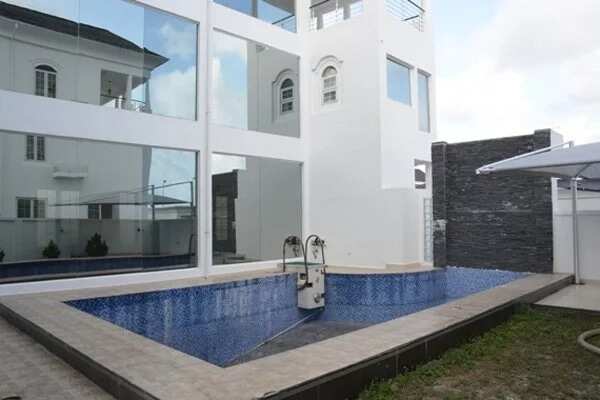 Linda ikeji house - pool