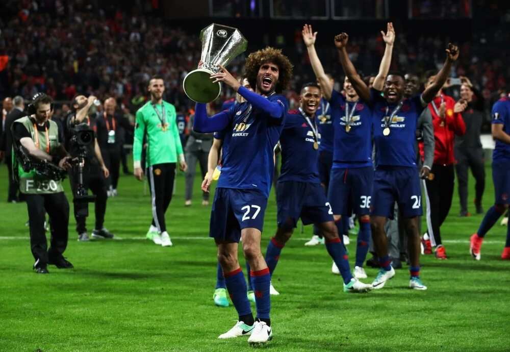 Manchester United lift Europa League trophy (photos)