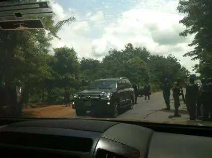 Jonathan’s soldiers ambushed Amaechi’s convoy (photos)