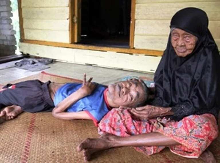 Tsohuwar da ta ta kula da nakassashen danta Tsohuwar da ta ta kula da nakassashen danta