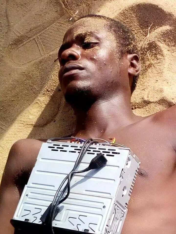 Photos: Suspected thief beaten to pulp for stealing car stereo in Delta State
