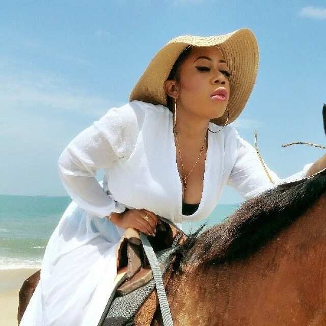 Moyo Lawal on the horse